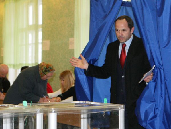 Сергей Тигипко голосует на президентских выборах в Киеве