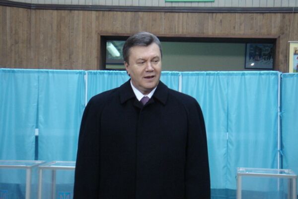 Виктор Янукович на избирательном участке