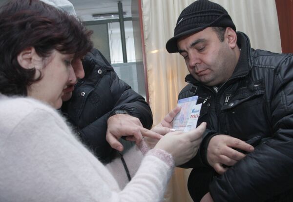 Проверка документов и удостоверений у так называемых наблюдателей из Грузии, прибывших на избирательные участки в Донецке.