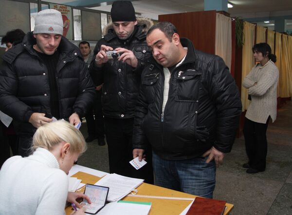 Наблюдатели из Грузии на избирательном участке в Донецке. 