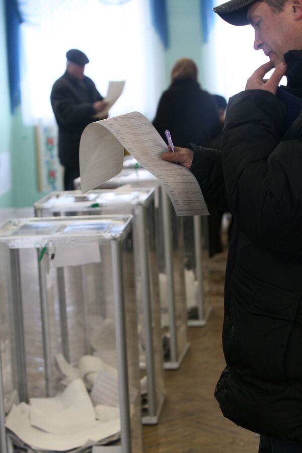 Активность избирателей на выборах президента Украины, по имеющимся в настоящий момент в ЦИК данным, составляет приблизительно 67%, сообщил заместитель главы ЦИК Андрей Магера.