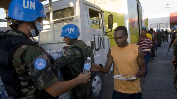 Миротворцы ООН на Гаити раздают воду и продовольствие пострадавшим от землетрясения