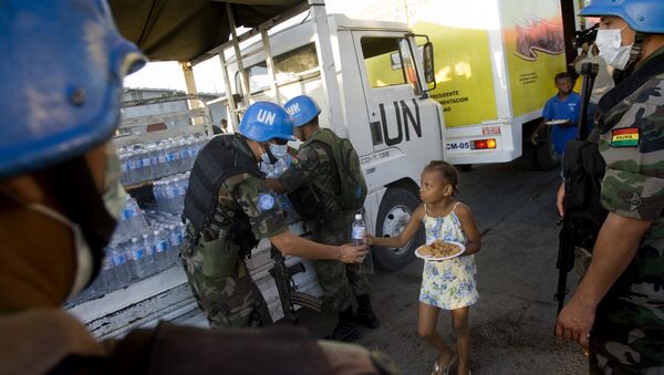Миротворцы ООН на Гаити раздают воду и продовольствие пострадавшим от землетрясения. 