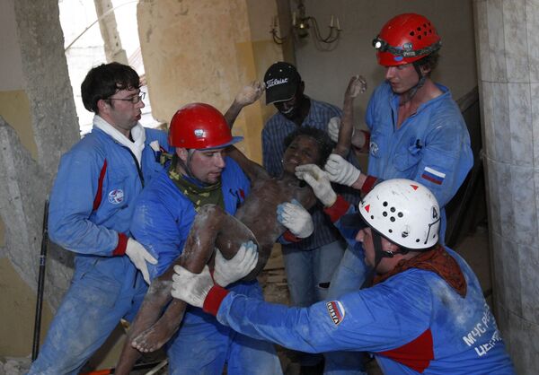 Российские спасатели освобождают ребенка из-под завалов на Гаити
