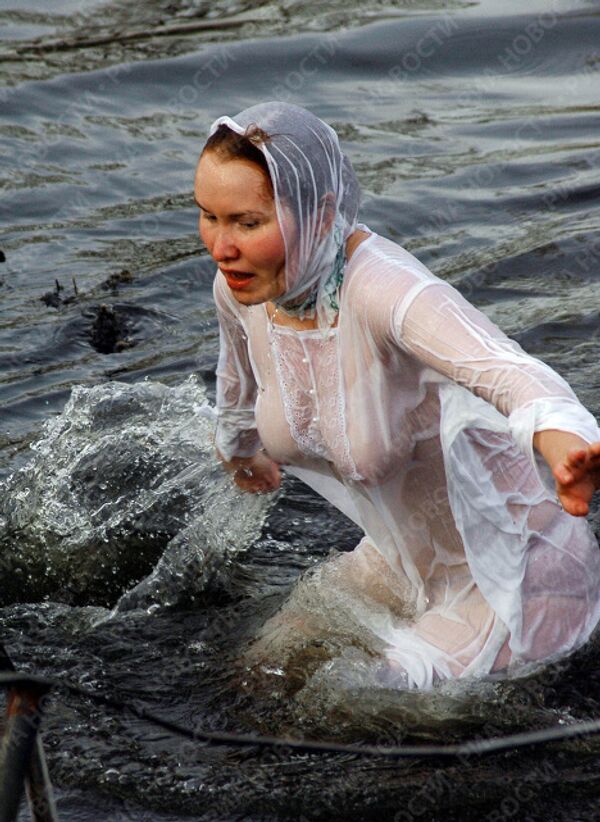 Голые девушки купаются на крещение (80 фото)