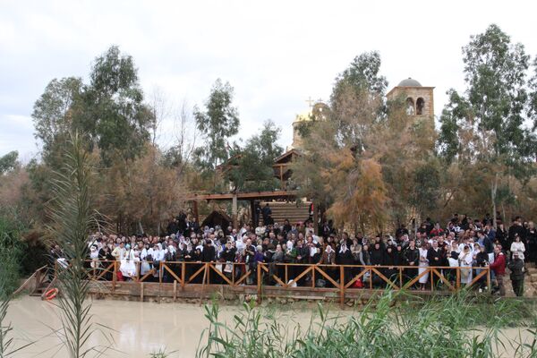 Православные принимают участие в обряде водосвятия на реке Иордан