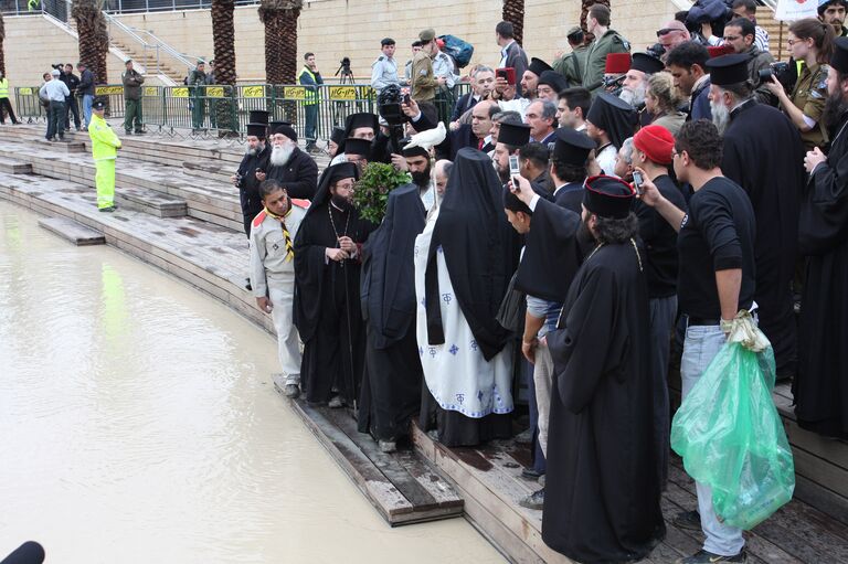 Тысячи православных приняли участие в обряде водосвятия на реке Иордан