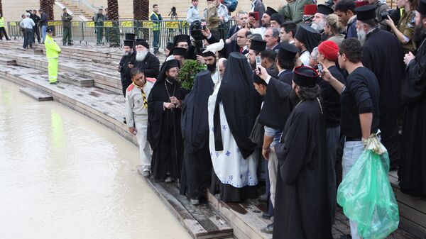 Тысячи православных приняли участие в обряде водосвятия на реке Иордан