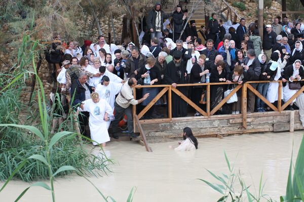 Тысячи православных приняли участие в обряде водосвятия на реке Иордан