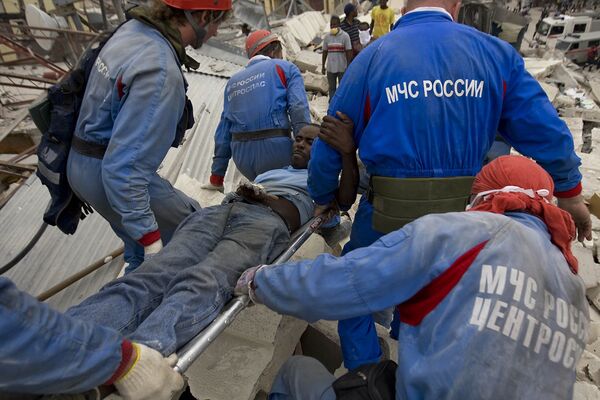 Российские спасатели извлекли человека из-под обломков разрушенного землетрясением здания на Гаити