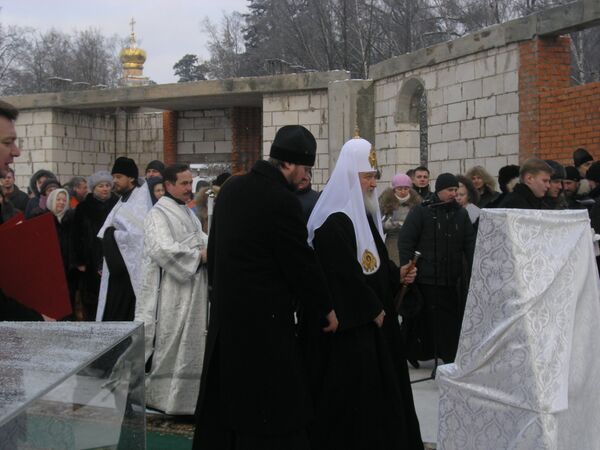 Патриарх Московский и всея Руси Кирилл подходит к месту освящения закладного камня