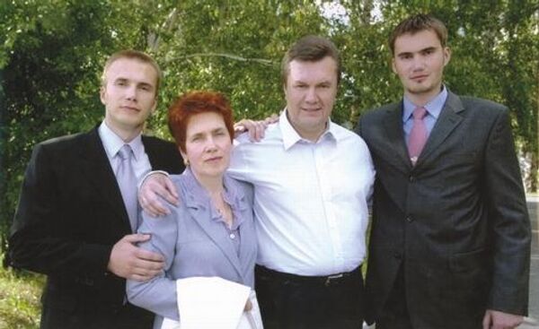 Кандидат в президенты Украины Виктор Янукович с семьей