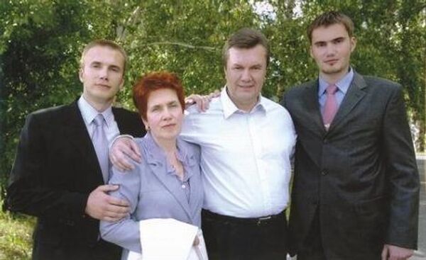 Кандидат в президенты Украины Виктор Янукович с семьей 