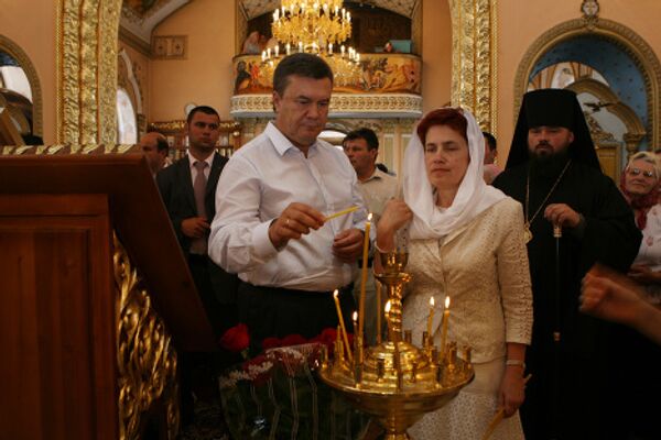Кандидат в президенты Украины Виктор Янукович с супругой Людмилой