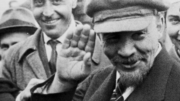 Ленин во время закладки памятника