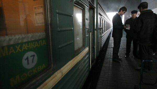 Пассажиры на Казанском вокзале в Москве. Архив