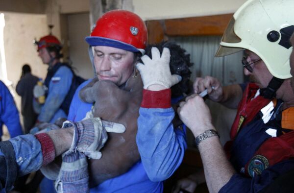 Российские спасатели освобождают ребенка из-под завалов на Гаити