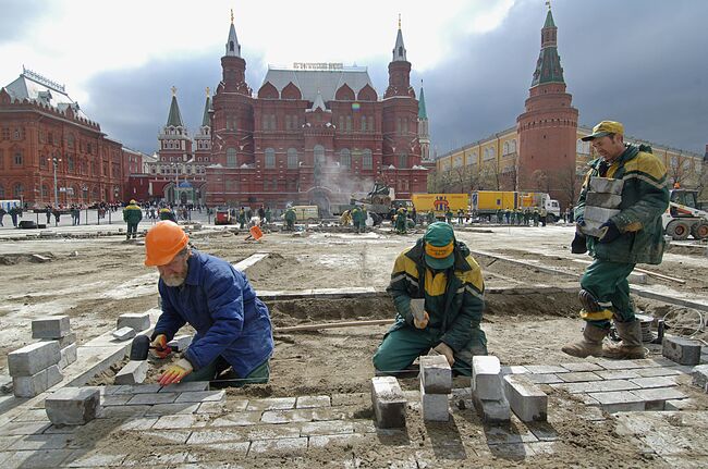 Укладка брусчатки на Манежной площади