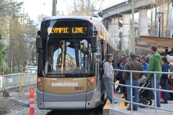 Два олимпийских трамвая появились на улицах столицы зимних Игр-2010