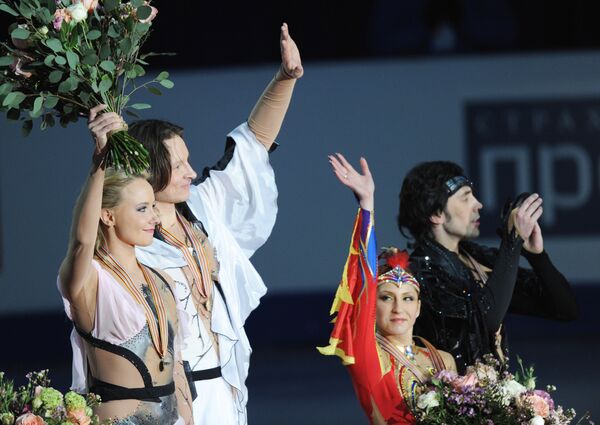 Оксана Домнина и Максим Шабалин (слева), Яна Хохлова и Сергей Новицкий (справа)