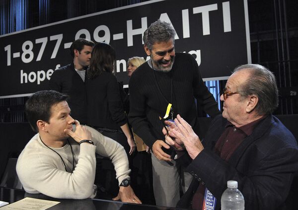 Актеры Марк Уолберг, Джордж Клуни и Джекс Николсон во время благотворительного телемоста  Надежда для Гаити