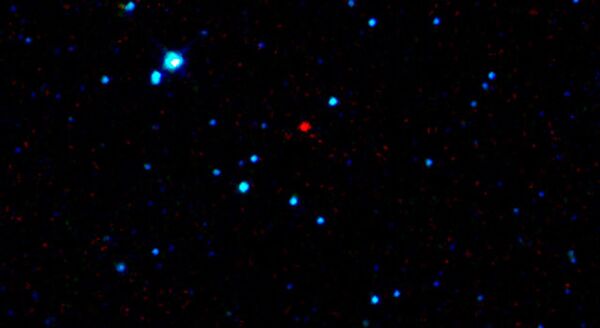 Первый астероид, обнаруженный орбитальным телескопом WISE - 2010 AB78 (красная точка в центре)