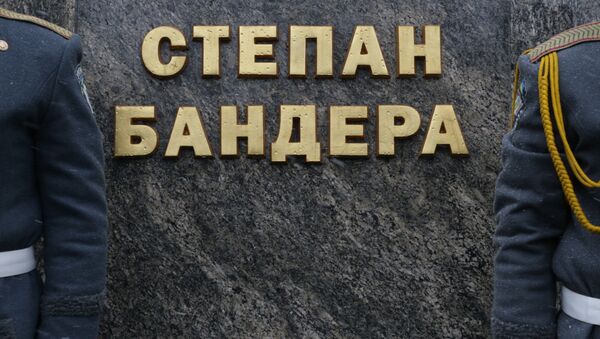 Церемония возложения цветов к памятнику Степану Бандере на Украине. Архив