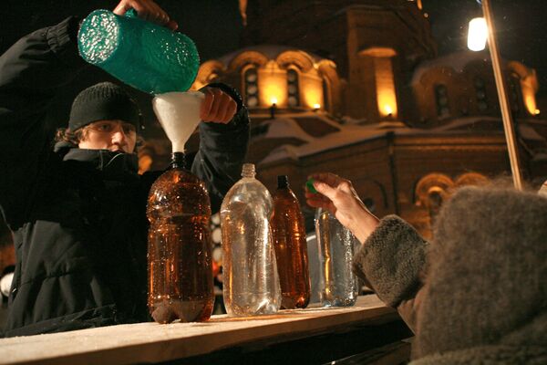 Разливание святой воды в Крещенскую ночь. Архив РИА Новости