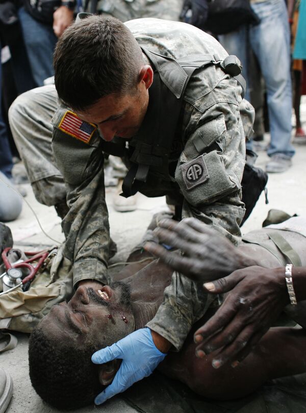Американские военные спасли мужчину, пролежавшего 14 дней под завалами в Порт-о-Пренсе