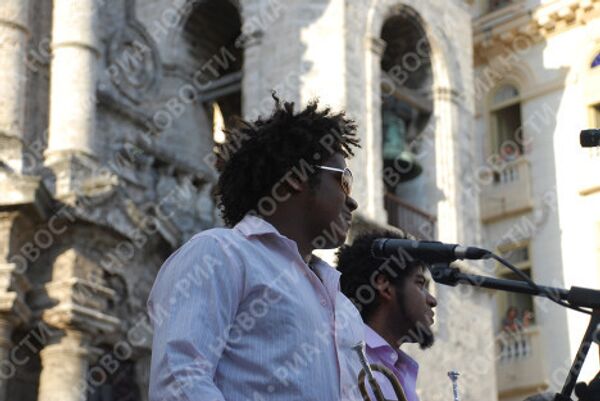 Леонид Агутин и известные кубинские артисты выступили с совместным концертом на площади Гаванского собора в историческом центре столицы Кубы
