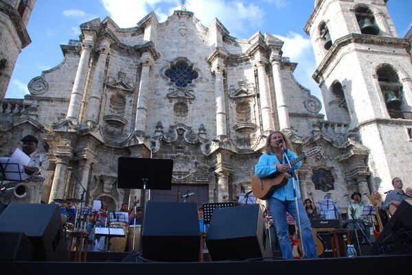 Леонид Агутин и известные кубинские артисты выступили с совместным концертом на площади Гаванского собора в историческом центре столицы Кубы
