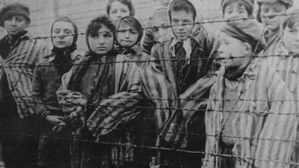 Малолетние узники немецкого концлагеря, освобождённые советскими войсками