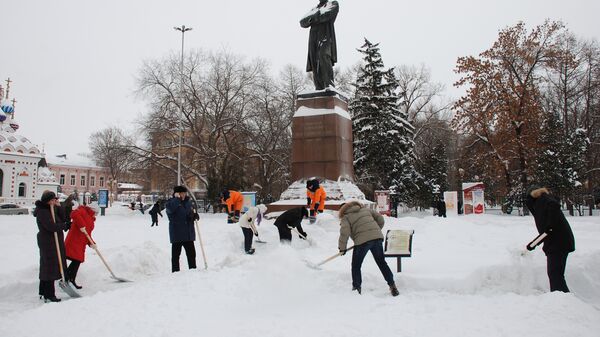 Чиновники Саратова ежедневно будут очищать тротуары от снега