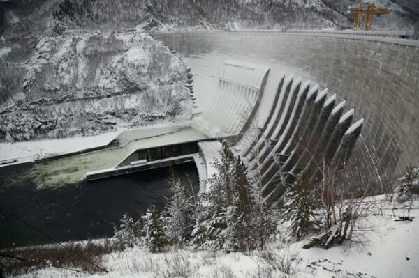 Из-за тридцатиградусных морозов часть плотины Саяно-Шушенской ГЭС покрылась льдом.