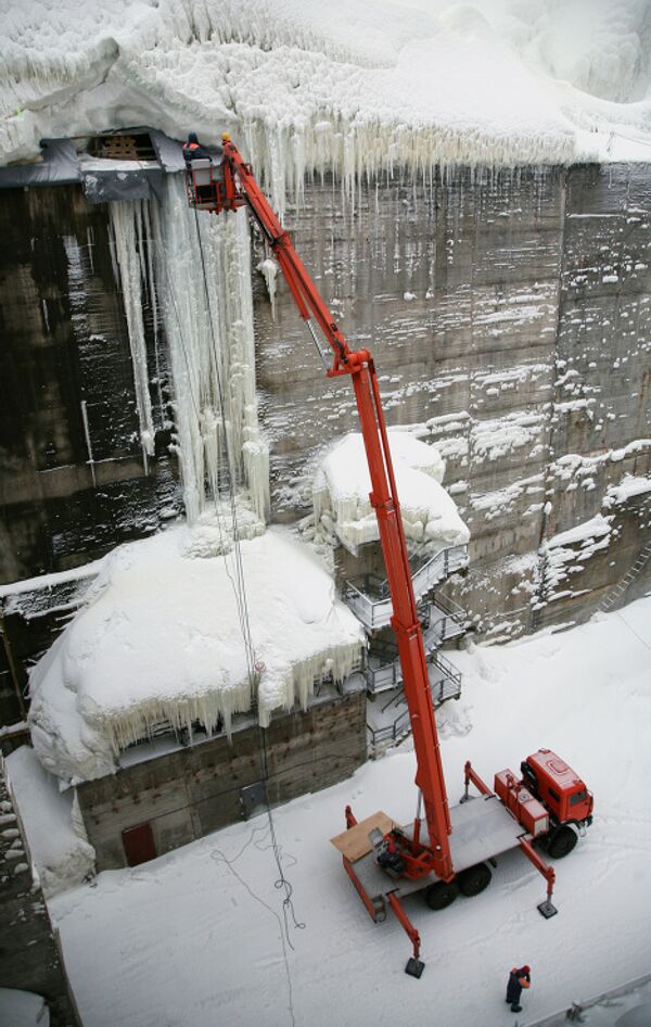 Из-за тридцатиградусных морозов часть плотины Саяно-Шушенской ГЭС покрылась льдом.