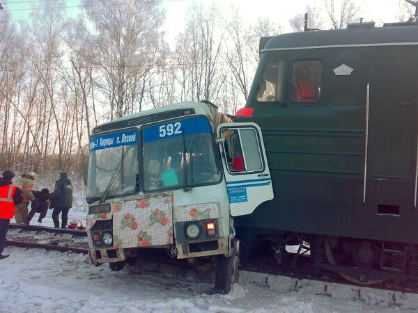 На месте столкновения локомотива с рейсовым автобусом в Рязанской области
