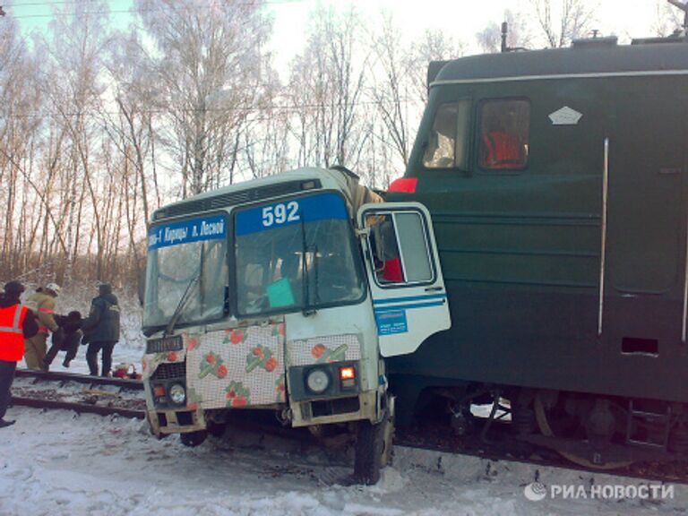 Локомотив столкнулся с рейсовым автобусом в Рязанской области, шестеро погибших