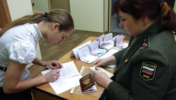 Выдача паспортов. Архивное фото