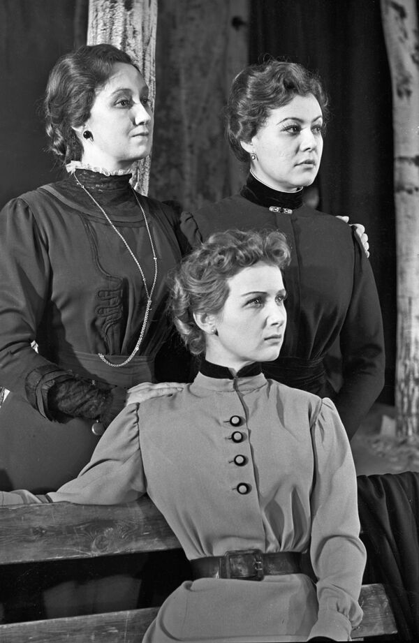 Сцена из спектакля по пьесе А.П.Чехова Три сестры