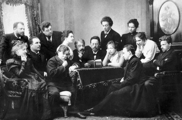 Чехов читает «Чайку» группе актеров и режиссеров МХАТа. Архивное фото