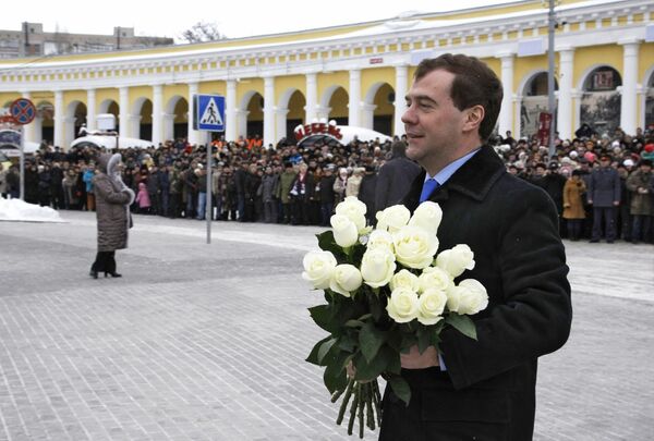 Президент РФ Дмитрий Медведев возложил цветы к памятнику А.П. Чехова в Таганроге
