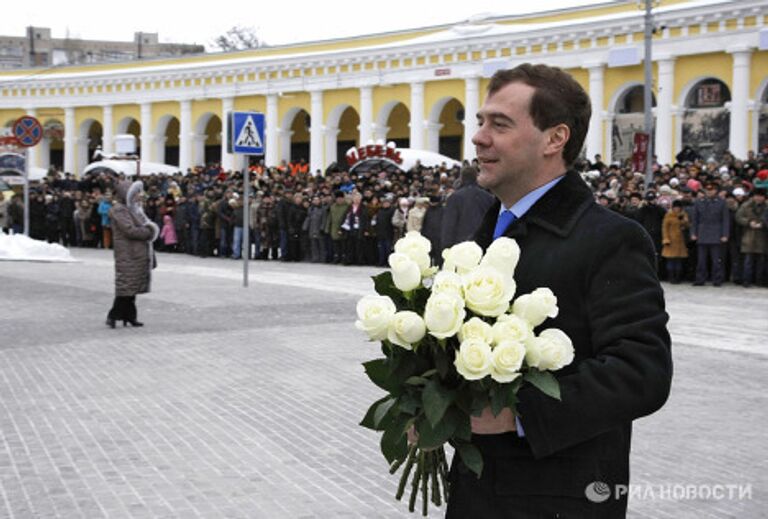 Президент РФ Дмитрий Медведев возложил цветы к памятнику А.П. Чехова в Таганроге