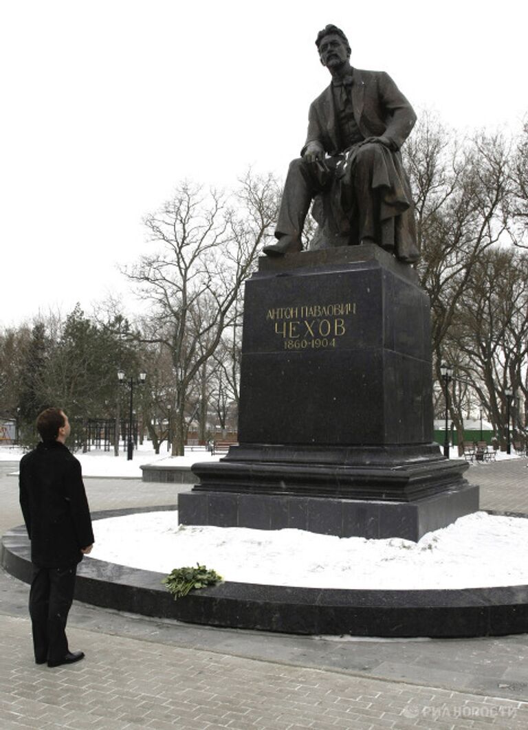 Президент РФ Дмитрий Медведев возложил цветы к памятнику А.П. Чехова в Таганроге