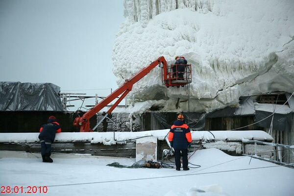 Снежно-ледовое образование на Саяно-Шушенской ГЭС
