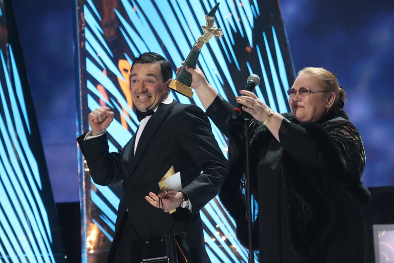 Нина Усатова и Егор Бероев на торжественной церемонии награждения премией Золотой орел на Мосфильме. 2010 год