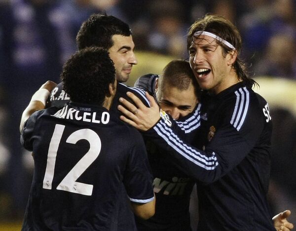 Футболисты мадридского Реала празднуют гол в ворота Депортиво
