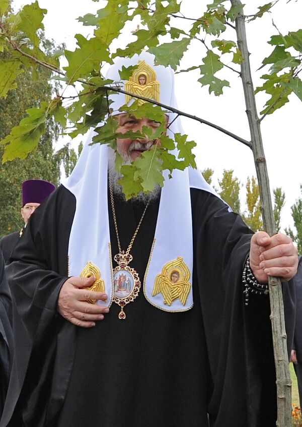 Патриарх Московский и Всея Руси Кирилл посадил дерево у мемориального Креста. Архив