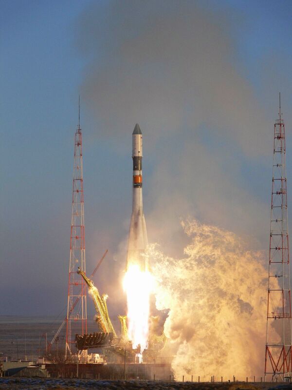 Пуск ракеты-носителя Союз-У с грузовым транспортным кораблем Прогресс М-04М на борту