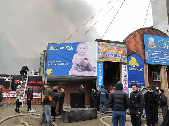 Пожар в торговом центре в Махачкале