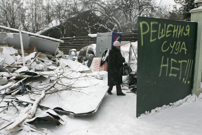 Жительница садового товарищества Речник у развалин снесенного дома. Архив